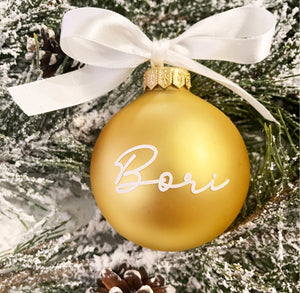 Arany karácsonyi gömb névvel/egyedi felirattal - Flow betűtípus