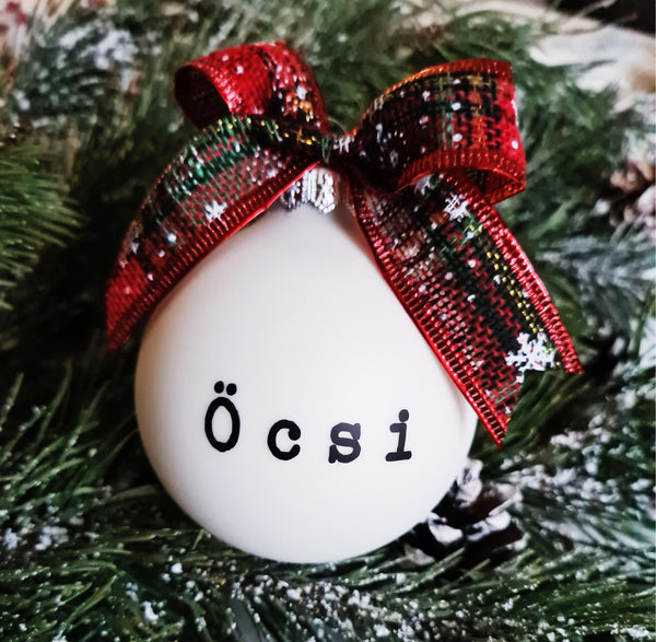 Fehér karácsonyi gömb névvel/egyedi felirattal - Simple betűtípus