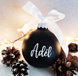 Fekete karácsonyi gömb névvel/egyedi felirattal - Dream betűtípus